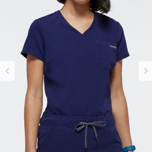 Jaanuu 2 Pocket Tuck-in Top